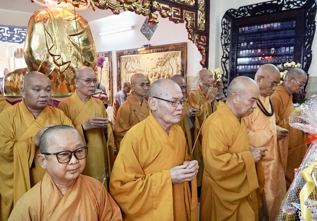 Chư tôn đức tưởng niệm và cầu nguyện Giác linh cố Ni trưởng Thích nữ Tắc Thành cao đăng Phật quốc Chư tôn đức tưởng niệm và cầu nguyện Giác linh cố Ni trưởng Thích nữ Tắc Thành cao đăng Phật quốc