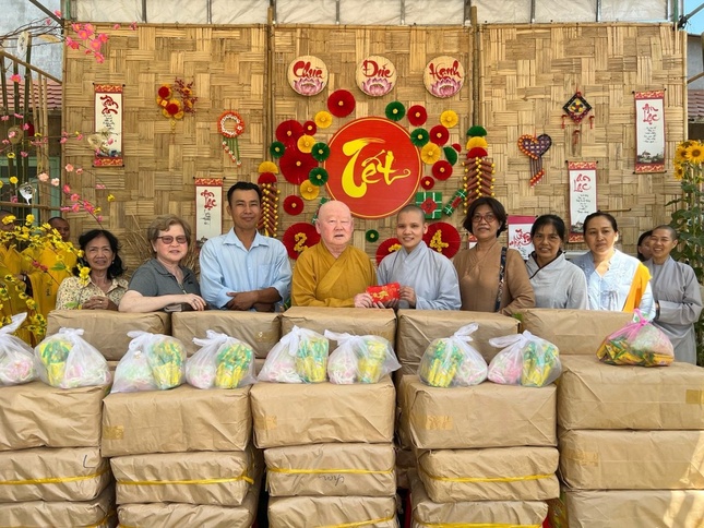 Đã thành thông lệ, ngày mùng 7 Tết hàng năm, chùa Liên Hoa đều tổ chức chuyến hành hương thăm, chúc Tết đến Tăng Ni hoằng pháp cho đồng bào dân tộc - Ảnh: Chùa Liên Hoa