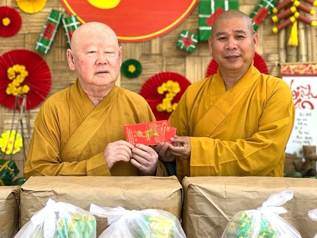 Hòa thượng Thích Duy Trấn trao quà và tịnh tài đến các tự viện, chia sẻ Tết với bà con đồng bào dân tộc vùng biên giới - Ảnh: Chùa Liên Hoa