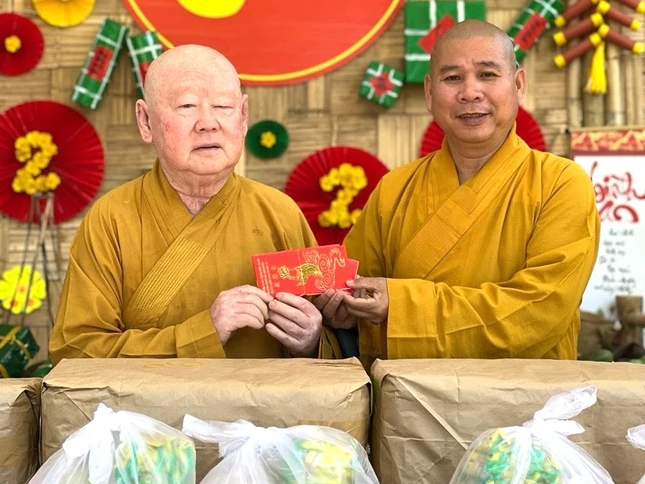 Hòa thượng Thích Duy Trấn trao quà và tịnh tài đến các tự viện, chia sẻ Tết với bà con đồng bào dân tộc vùng biên giới - Ảnh: Chùa Liên Hoa