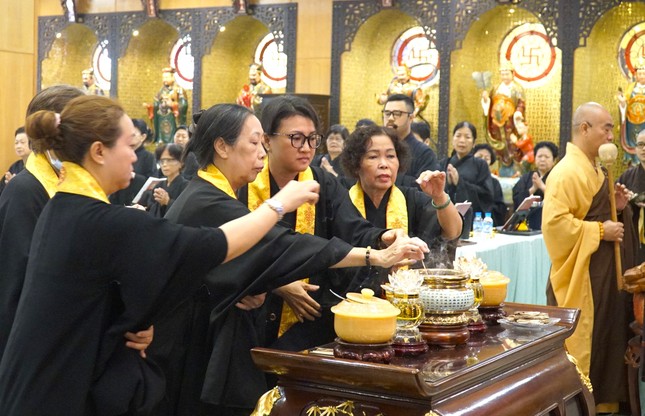 Phật tử người Hoa tham gia pháp hội Dược Sư cầu nguyện nhà nhà được bình an, người người được ấm no, hạnh phúc