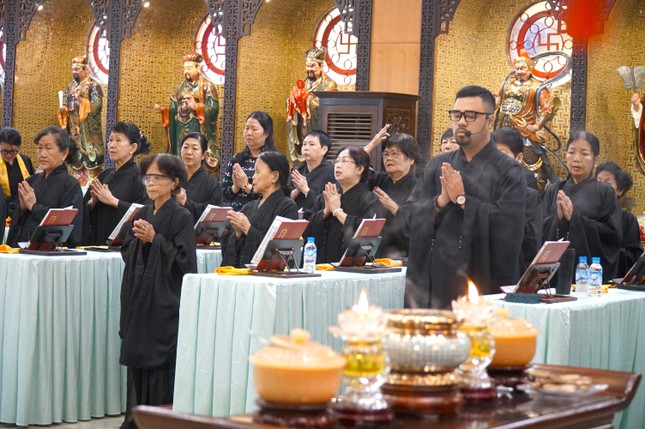 Phật tử trang nghiêm hướng về Pháp hội Dược Sư