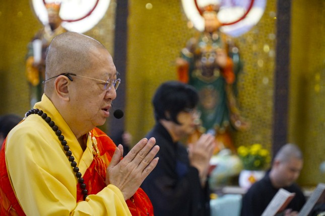 Đại đức Thích Liễu Minh cùng đạo tràng Phật tử người Hoa thực hiện các thời kinh trong những ngày Thảo Đường thiền tự khai đàn Dược Sư thất châu