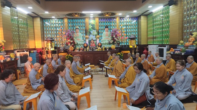 Chư Ni và Phật tử chùa Bồ Đề Lan Nhã trì tụng kinh Dược Sư