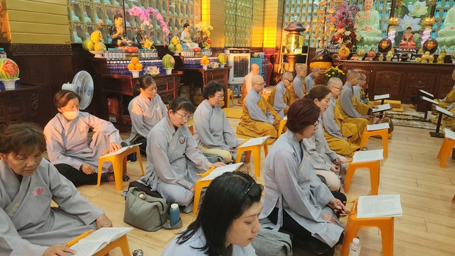 Phật tử phát tâm trì tụng kinh Dược Sư trong những ngày đầu năm mới