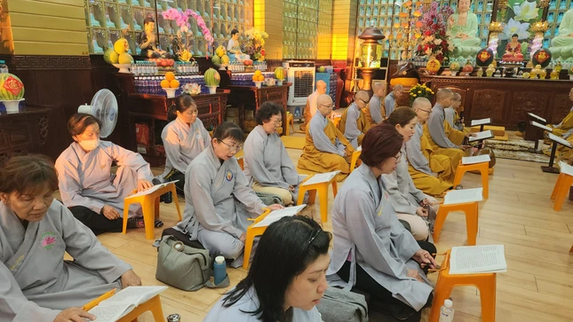 Phật tử phát tâm trì tụng kinh Dược Sư trong những ngày đầu năm mới