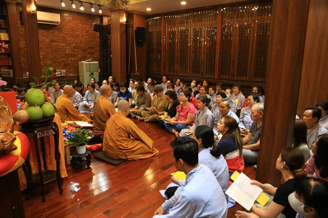 Sau khóa lễ khai đàn Dược Sư, Phật tử được chư tôn đức chia sẻ pháp thoại kiến tạo bình an theo lời Đức Phật chỉ dạy