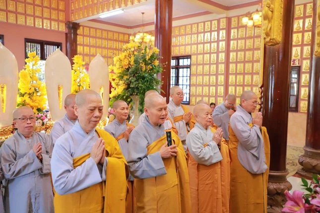 Ni trưởng Thích nữ Tắc Mẫn đã đại diện đoàn dâng lời tác bạch cúng dường