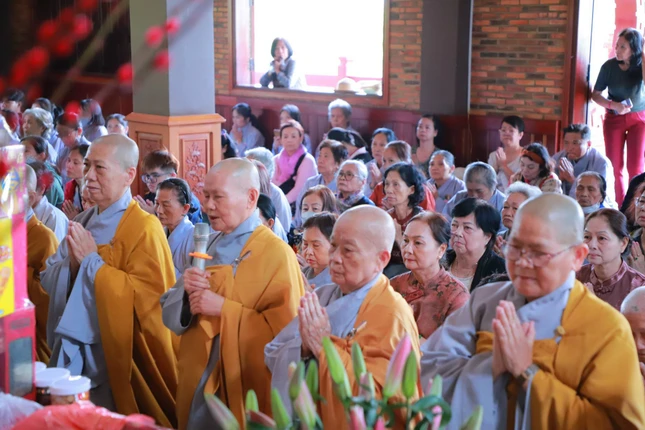 Tác bạch cúng dường Tam bảo