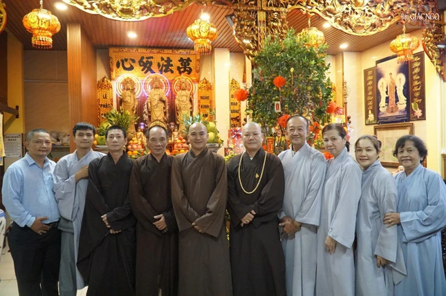 Những ngày Tết, Phật tử tề tựu về chùa lễ Phật và hoan hỷ khi lưu niệm cùng các Thầy