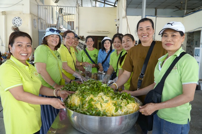 Rằm tháng Giêng năm nay, chùa Phật Bửu đã có Phật tử cúng thêm món gỏi đu đủ. Trái đu đủ "cây nhà lá vườn" được các Phật tử hái và đem đến chùa cúng dường bằng tất cả tấm lòng thành kính