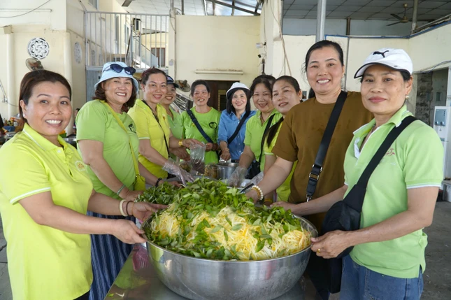 Rằm tháng Giêng năm nay, chùa Phật Bửu đã có Phật tử cúng thêm món gỏi đu đủ. Trái đu đủ "cây nhà lá vườn" được các Phật tử hái và đem đến chùa cúng dường bằng tất cả tấm lòng thành kính Rằm tháng Giêng năm nay, chùa Phật Bửu đã có Phật tử cúng thêm món gỏi đu đủ. Trái đu đủ "cây nhà lá vườn" được các Phật tử hái và đem đến chùa cúng dường bằng tất cả tấm lòng thành kính