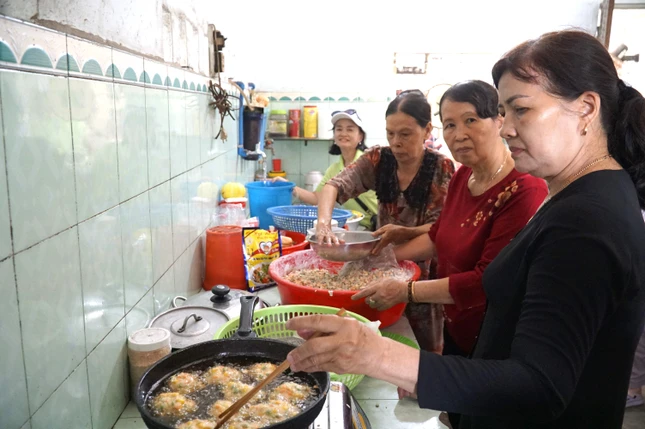 Ngày rằm, bếp luôn đỏ lửa. Đây là khoảng thời gian người Phật tử cảm thấy nhiều hỷ lạc khi cùng nhau thực hiện các món ăn chay tịnh thơm ngon, cúng dường Ngày rằm, bếp luôn đỏ lửa. Đây là khoảng thời gian người Phật tử cảm thấy nhiều hỷ lạc khi cùng nhau thực hiện các món ăn chay tịnh thơm ngon, cúng dường