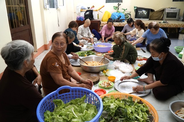 Bên mái hiên chùa, các cô Phật tử quây quần cùng nhau thực hiện món bì cuốn - món không thể thiếu trong các ngày rằm lớn ở chùa quê