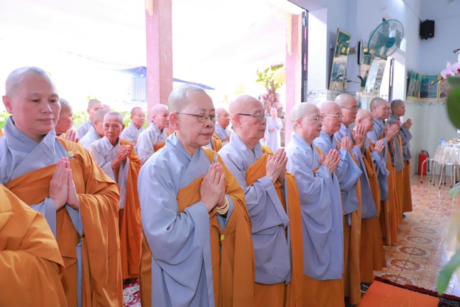 Thành kính tưởng niệm