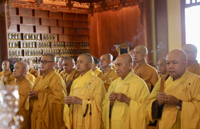 Chư tôn đức niêm hương tưởng niệm