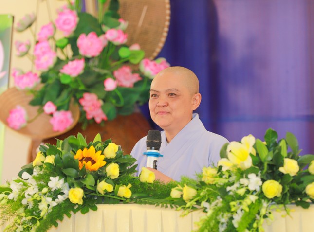 Ni sư Hương Nhũ hướng dẫn các bạn trẻ tìm hiểu về giá trị của nếp sống sinh hoạt cộng đồng lành mạnh trong tinh thần lục hòa, trong tinh thần hiểu biết, thông cảm, yêu thương nhằm chữa lành và hoàn thiện nhân cách sống