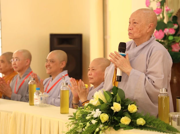 Ni trưởng Thích nữ Như Như sách tấn các bạn tham gia khóa tu "Trở về nhà"