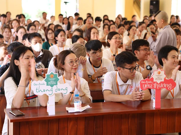 Hơn 200 bạn trẻ tham gia khóa tu