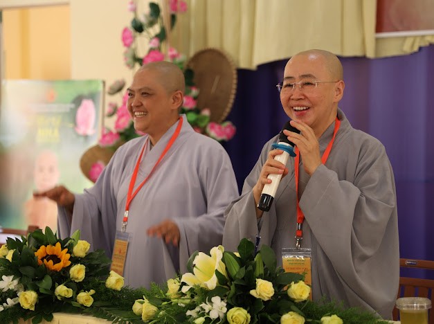 Chư tôn đức Ni hân hoan chào đón các bạn trẻ đến với khóa tu "Trở về nhà"