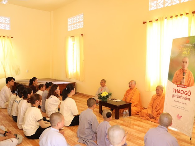 Không gian hội trường ấm áp, đủ để các bạn trẻ quây quần bên chư Ni, tâm tình, chia sẻ