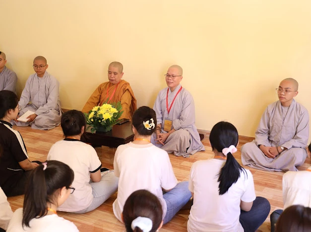 Các bạn trẻ ngồi cạnh các Ni sư, Sư cô để giải bày và được lắng nghe lời khuyên hữu ích