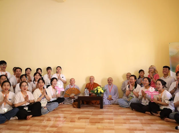 Chư tôn đức Ni tham gia, chia sẻ với nhóm các bạn trẻ trong buổi workshop