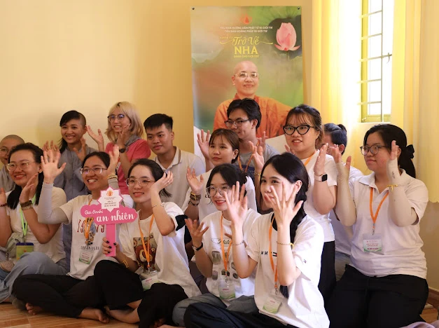 Ngồi bên nhau, kết dây thân ái