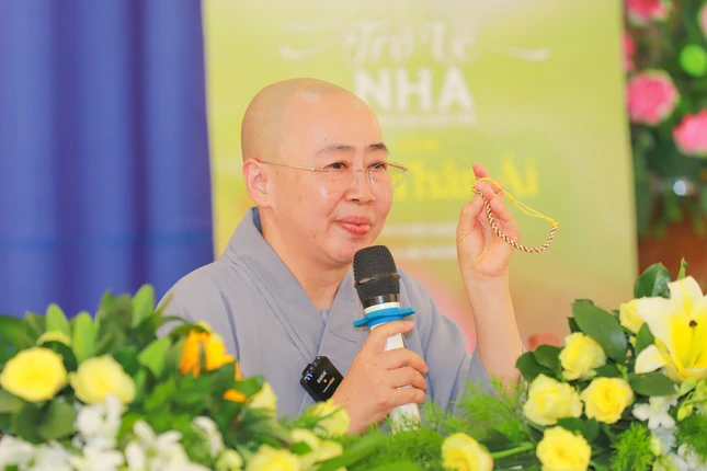 Ni sư Thích nữ Huệ Dâng chia sẻ 5 điều cơ bản để kiến tạo hạnh phúc trong cuộc sống đến bạn trẻ, đó là: tha thứ, tôn trọng, cảm thông, yêu thương và nuôi dưỡng