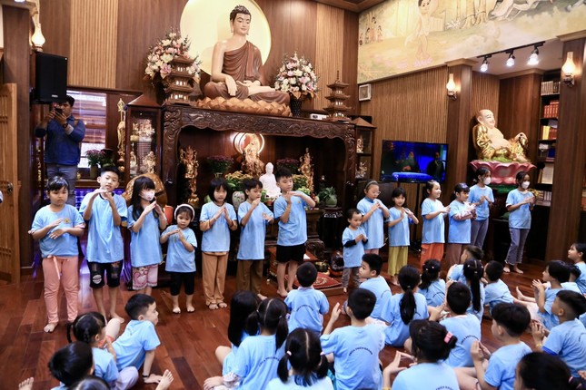 Em được học và chơi, dung nạp và nuôi lớn tình yêu thương. Khóa tu "Học làm người có ích" được chùa Thiên Khánh tổ chức hoàn toàn miễn phí cho các em thiếu nhi