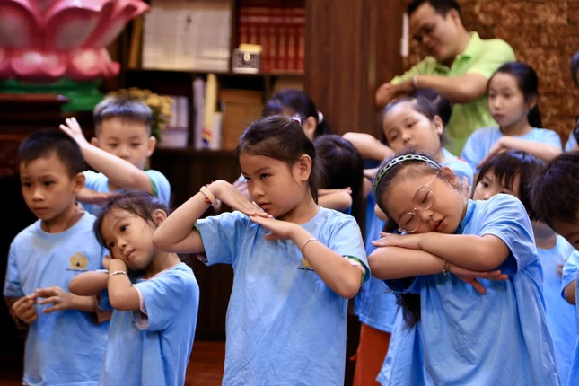 Em học múa và hát thiền ca "Em yêu hoa hồng"