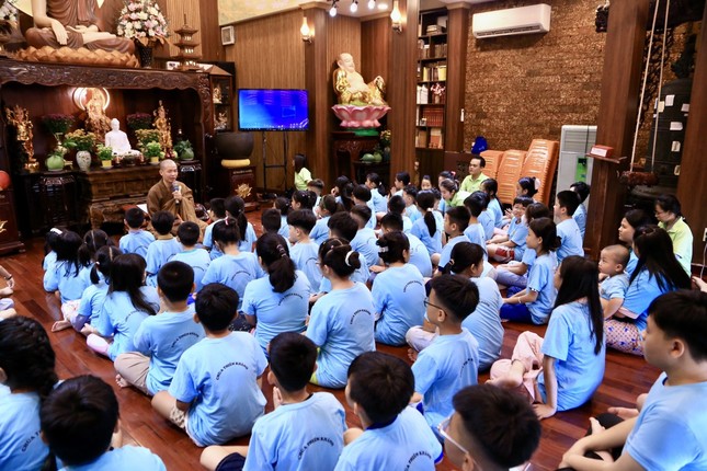 Đại đức Thích Minh Thạnh hướng dẫn các em ngồi thiền