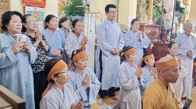 Đại đức Thích Thiện Trí thay lời môn đồ pháp quyến tác bạch cúng dường lên chư tôn đức.