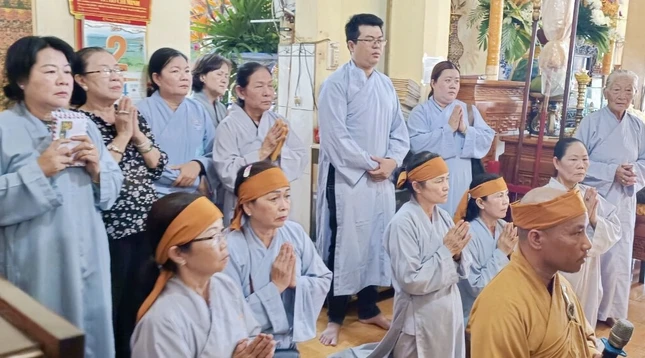 Đại đức Thích Thiện Trí thay lời môn đồ pháp quyến tác bạch cúng dường lên chư tôn đức.