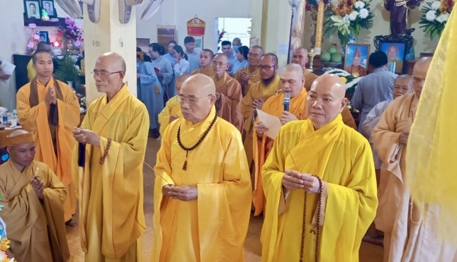 Chư tôn đức niêm hương cầu nguyện Giác linh Thượng tọa Thích Giác Huệ cao đăng Phật quốc