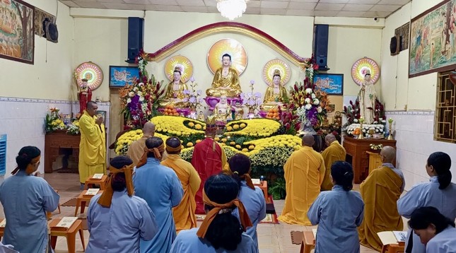 Quang cảnh buổi lễ cúng ngọ