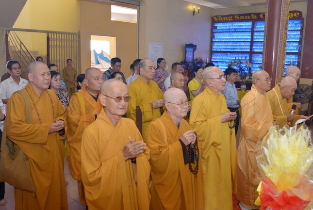 Chư tôn đức thành kính tưởng niệm Hòa thượng khai sơn chùa Pháp Giới