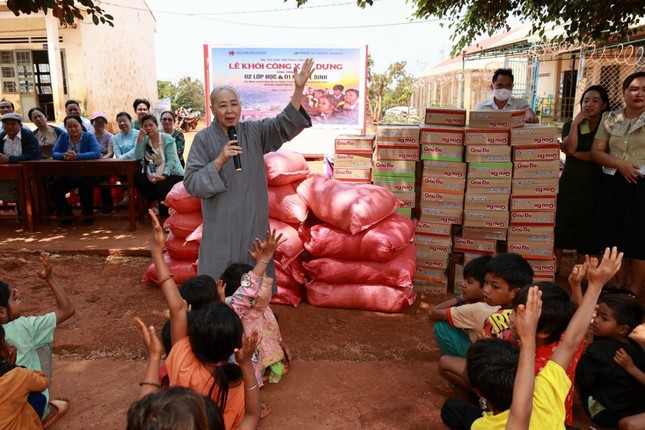Ni sư Thích nữ Huệ Dâng dạy kỹ năng sống, bảo vệ bản thân cho các em học sinh. Ảnh: Lê Miền Nam Ni sư Thích nữ Huệ Dâng dạy kỹ năng sống, bảo vệ bản thân cho các em học sinh. Ảnh: Lê Miền Nam