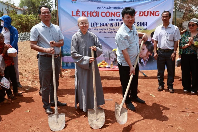 Lễ động thổ khởi công xây dựng Điểm trường làng Sur A cho em - Ảnh: Lê Miền Nam