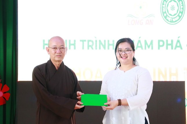 Thành viên đoàn phát tâm tích phước tại chùa Long Thạnh, hỗ trợ kinh phí, chung tay cùng mái ấm Kim Chi, Trường Bồ Đề Phương Duy chăm sóc, giáo dục các em nhỏ đang được cưu mang tại mái ấm và theo học tại trường Thành viên đoàn phát tâm tích phước tại chùa Long Thạnh, hỗ trợ kinh phí, chung tay cùng mái ấm Kim Chi, Trường Bồ Đề Phương Duy chăm sóc, giáo dục các em nhỏ đang được cưu mang tại mái ấm và theo học tại trường