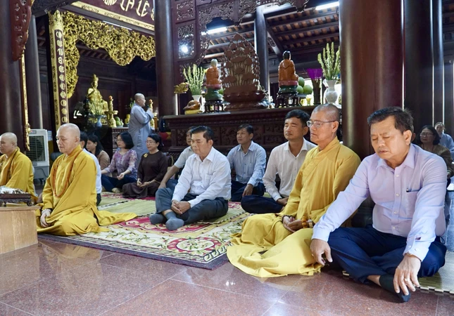 Giây phút thành viên đoàn thiền tọa, buông thư và tái tạo năng lượng lành tại chùa Pháp Minh