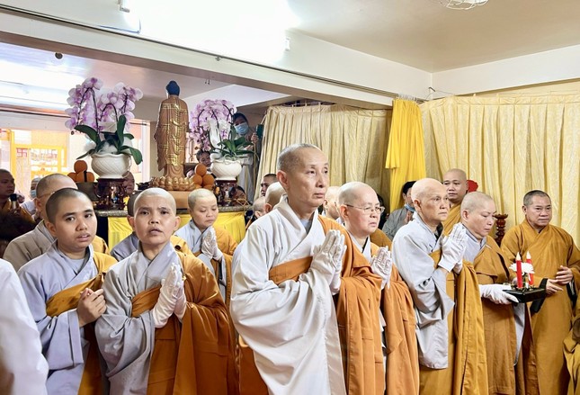 Môn đồ, đệ tử thành kính hộ niệm Ni trưởng