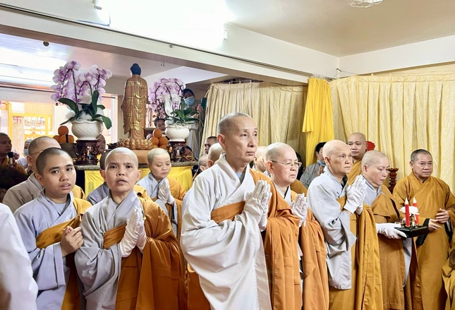 Môn đồ, đệ tử thành kính hộ niệm Ni trưởng