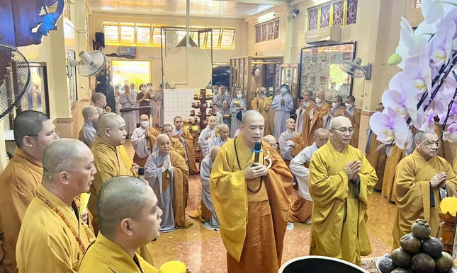 Chư tôn đức cử hành nghi lễ nhập kim quan Ni trưởng Thích nữ Như Ý