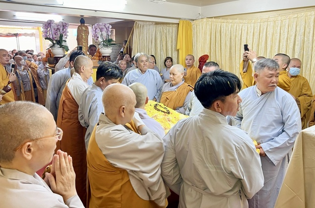 Môn đồ pháp quyến cung thỉnh nhục thân Ni trưởng nhập kim quan