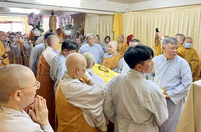 Môn đồ pháp quyến cung thỉnh nhục thân Ni trưởng nhập kim quan