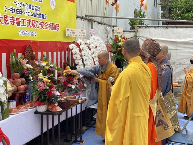 Chư tôn đức cử hành khóa lễ cầu nguyện