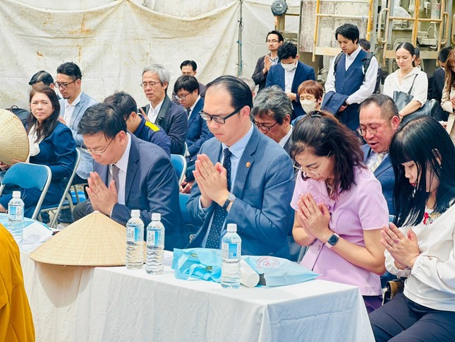 Phật tử đồng cầu nguyện tại buổi lễ khởi công