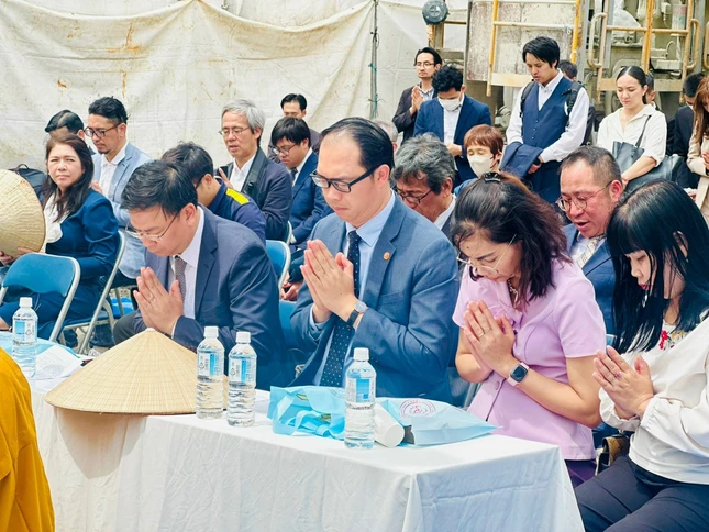 Phật tử đồng cầu nguyện tại buổi lễ khởi công