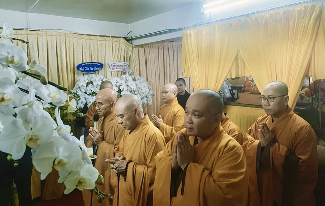 Phái đoàn Ban Trị sự GHPGVN TP.HCM viếng tang Ni trưởng Như Ý